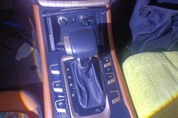 Used CHANGAN OSHAN COS1 2018 1.5T Automatic 6-Seater Gear Lever