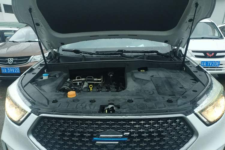 Used CHANGAN OSHAN COS1 2018 1.5T Automatic Miao 7-Seater Engine Bay