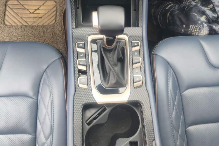 Used CHANGAN OSHAN COS1 2018 1.5T Automatic Smart 7-Seater Gear Lever
