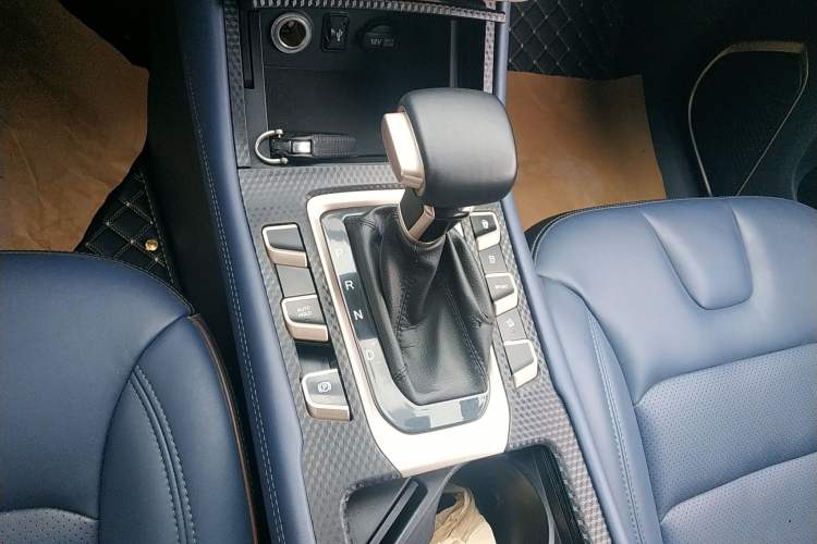 Used CHANGAN OSHAN COS1 2018 1.5T Automatic Miao 7-Seater Gear Lever