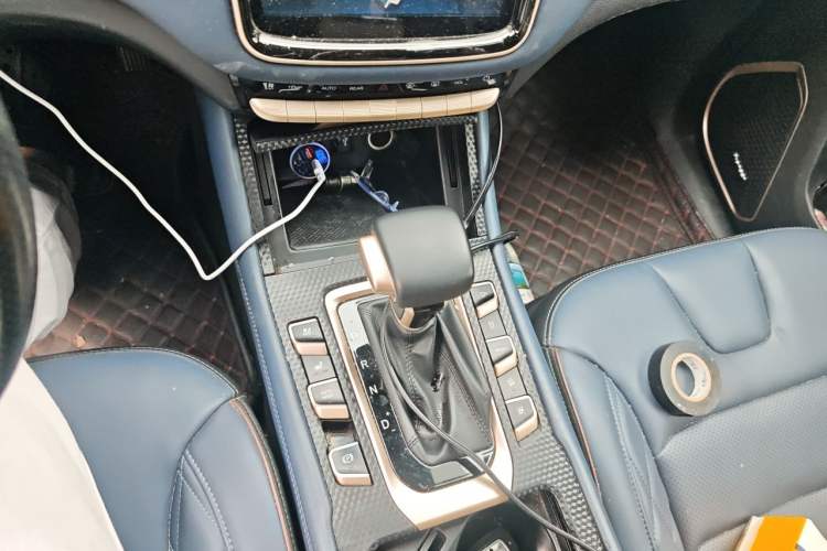 Used CHANGAN OSHAN COS1 2018 1.5T Automatic Smart 7-Seater Gear Lever