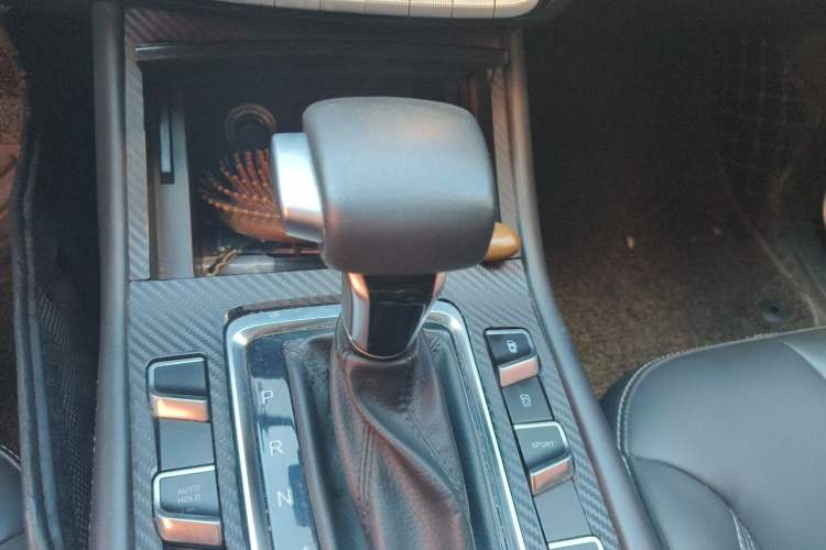 Used CHANGAN OSHAN COS1 2018 1.5T Automatic Yue 6-Seater Gear Lever