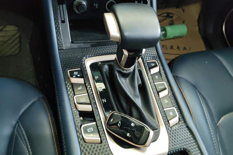 Used CHANGAN OSHAN COS1 2018 1.5T Automatic Smart 7-Seater Gear Lever