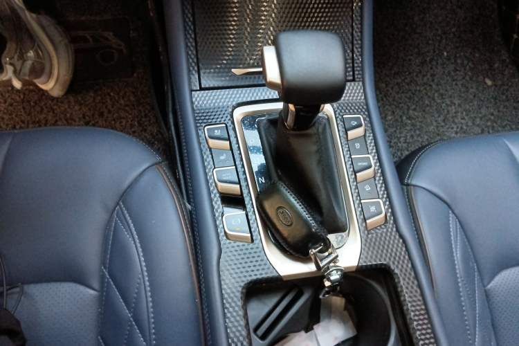 Used CHANGAN OSHAN COS1 2018 1.5T Automatic Smart 6-Seater Gear Lever