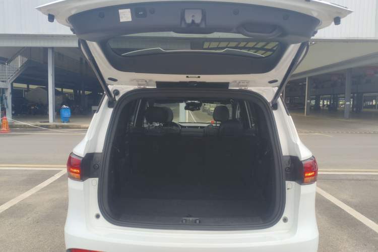 Used CHANGAN OSHAN COS1 2018 1.5T Automatic Smart 7-Seater Trunk