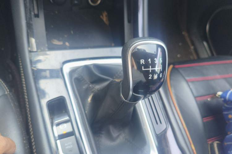 Used CHANGAN OSHAN COS1 2020 1.5T Manual Fashionable Smart Connectivity 7-Seater Gear Lever