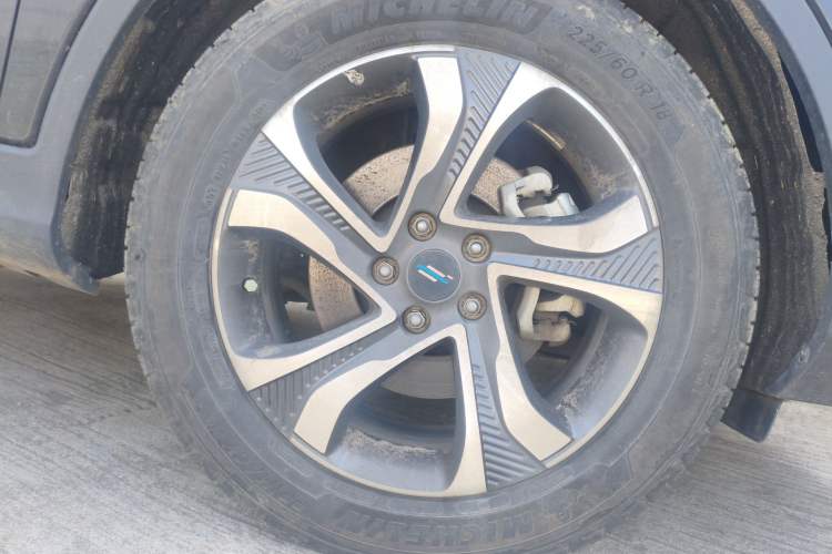 Used CHANGAN OSHAN COS1 2020 1.5T Manual Fashionable Smart Connectivity 7-Seater Right Front Wheel Hub