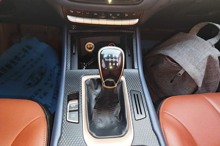 Used CHANGAN OSHAN COS1 2020 1.5T Manual Fashion Edition 7-Seater Gear Lever