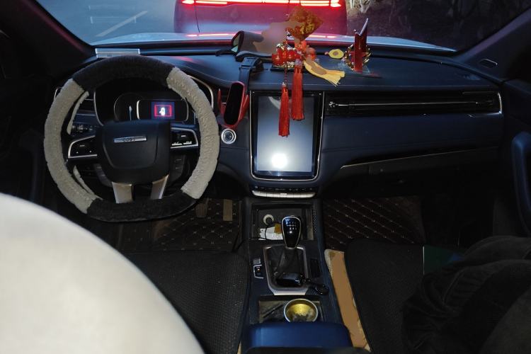 Used CHANGAN OSHAN COS1 2020 1.5T Manual Fashionable Smart Connectivity 7-Seater Center Console