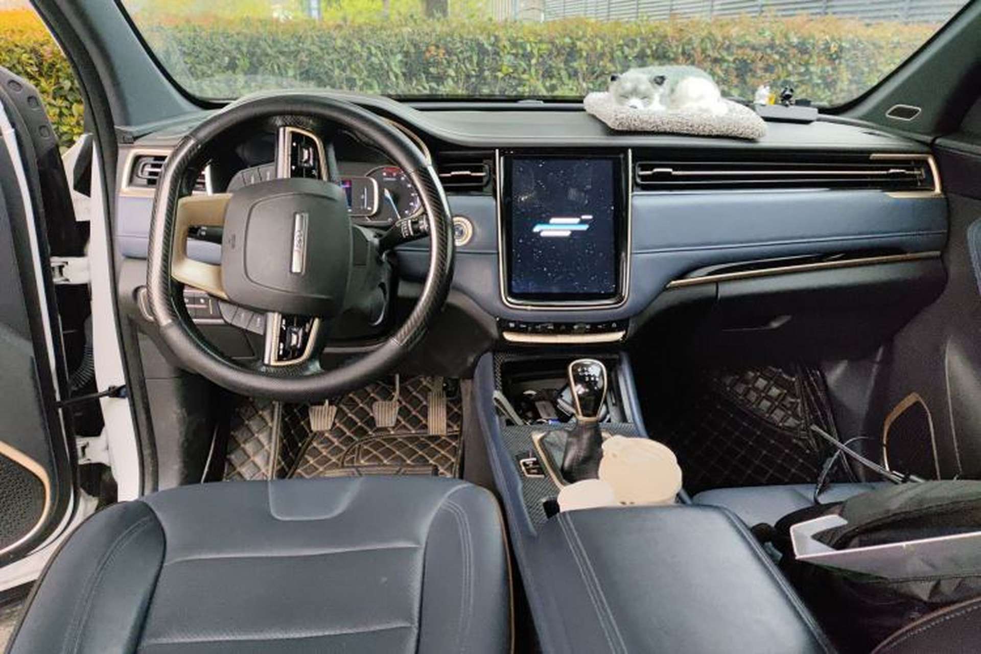 Used CHANGAN OSHAN COS1 2020 1.5T Manual Fashionable Smart Connectivity 7-Seater Center Console