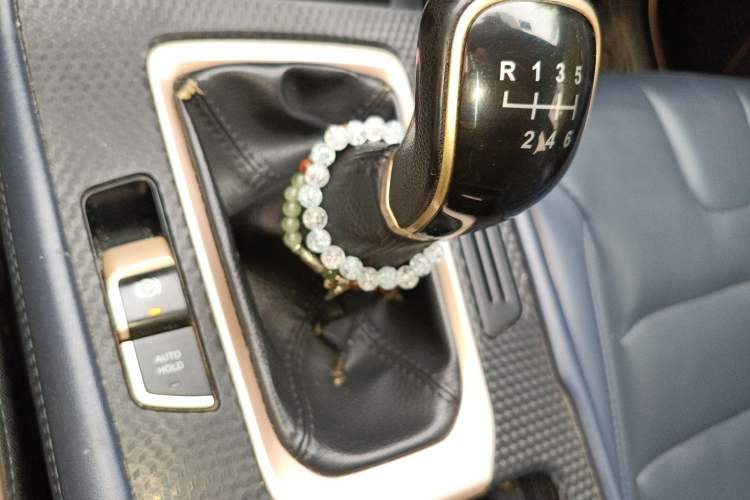 Used CHANGAN OSHAN COS1 2020 1.5T Manual Fashionable Smart Connectivity 7-Seater Gear Lever