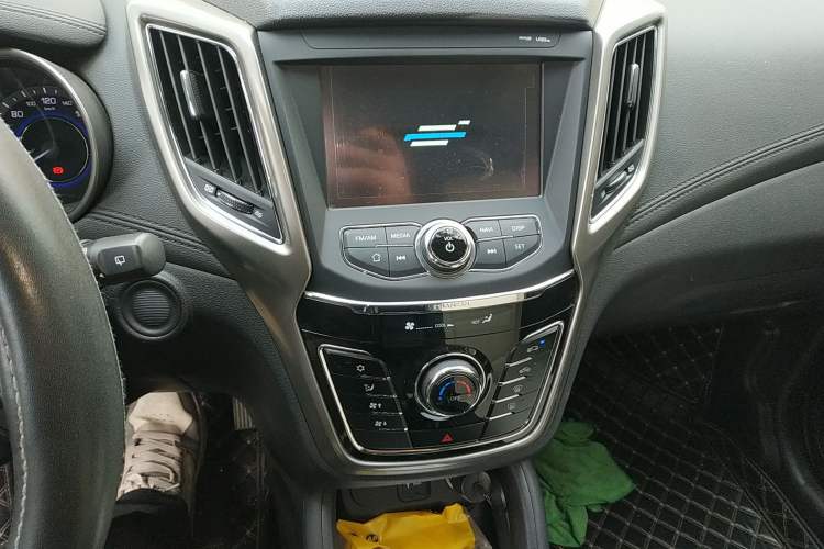 Used CHANGAN OSHAN COS5 2019 1.6L Manual Classic Model China VI Standard Audio And AC Panel