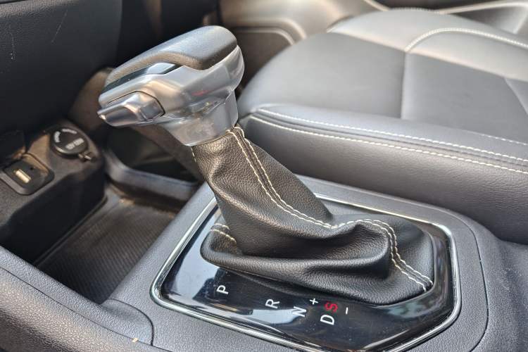 Used CHANGAN OSHAN COS5 2021 1.6L CVT Luxury Model Gear Lever