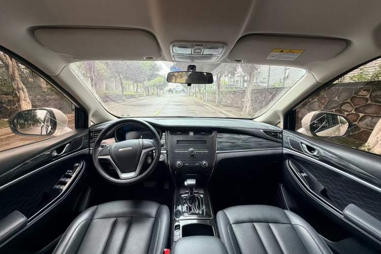 Used CHANGAN OSHAN Cosmos 2019 1.5T Automatic Comfort Edition China VI Standard Center Console