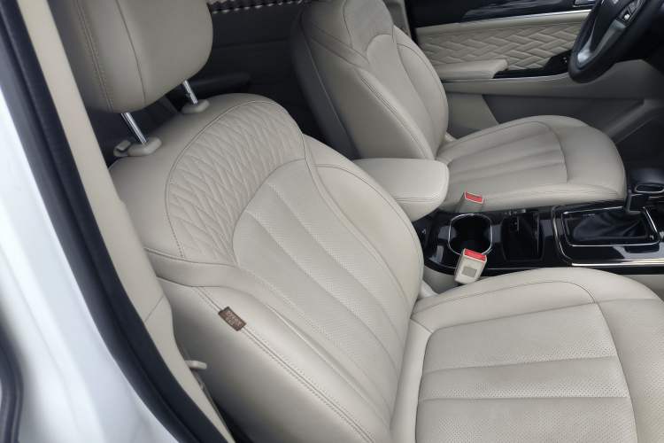 Used CHANGAN OSHAN Cosmos 2022 1.5T Automatic Business Model Right Front Seat