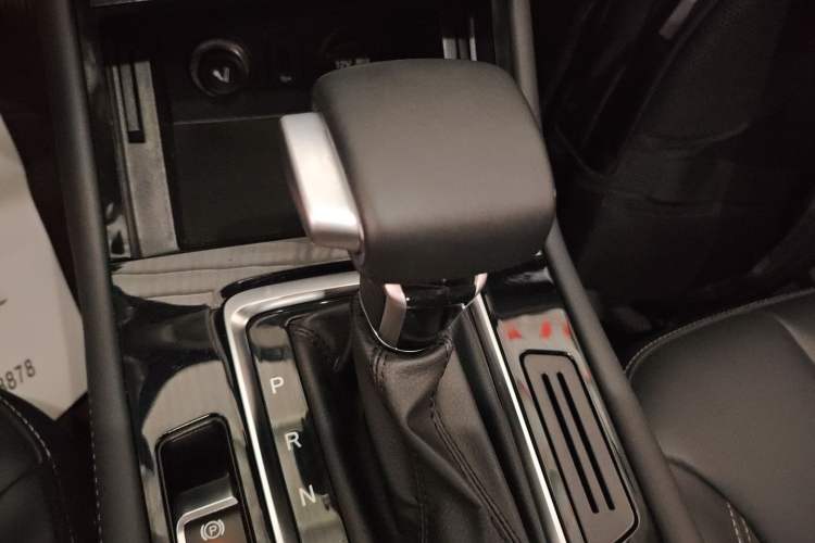 Used CHANGAN OSHAN COSPro 2021 1.5T Automatic Luxury 7-Seater Gear Lever