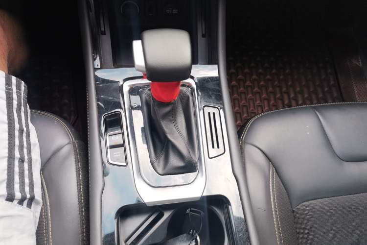 Used CHANGAN OSHAN COSPro 2021 1.5T Automatic Luxury 6-Seater Gear Lever