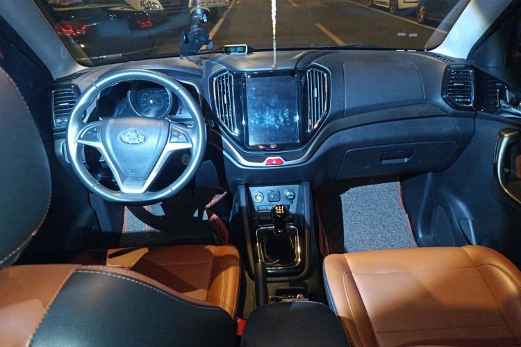 Used CHANGAN OSHAN CX70 2016 1.6L Manual Luxury Model Center Console