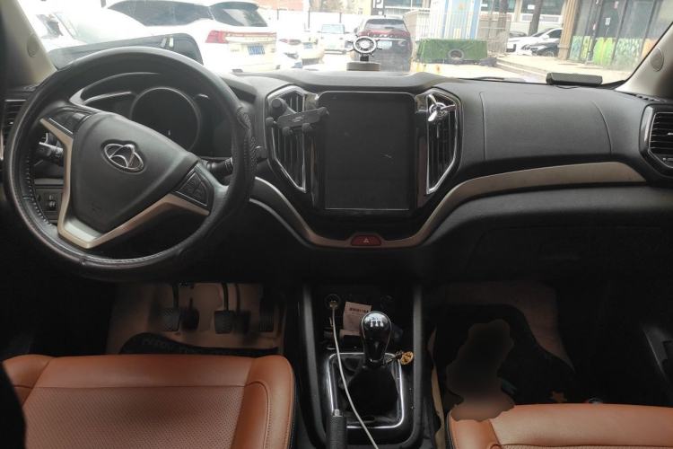 Used CHANGAN OSHAN CX70 2016 1.6L Manual Luxury Model Center Console