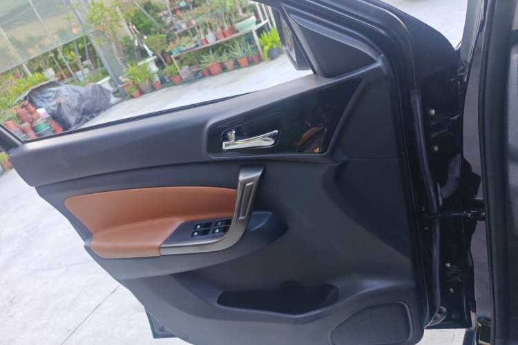 Used CHANGAN OSHAN CX70 2016 1.6L Manual Luxury Model Interior 5