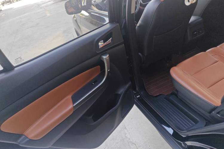 Used CHANGAN OSHAN CX70 2016 1.6L Manual Luxury Model Interior 6