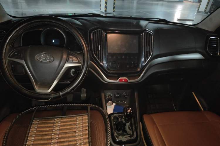 Used CHANGAN OSHAN CX70 2016 1.6L Manual Luxury Model Center Console