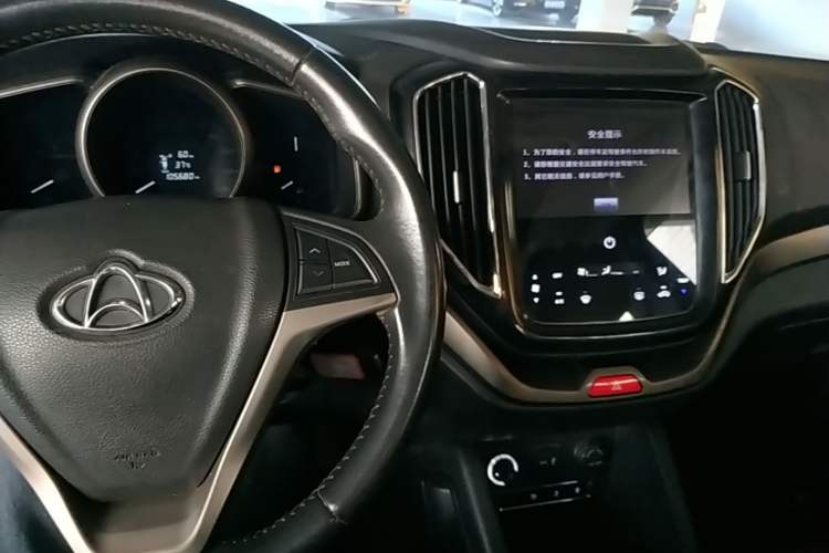 Used CHANGAN OSHAN CX70 2016 1.6L Manual Luxury Model Center Console