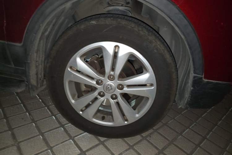 Used CHANGAN OSHAN CX70 2016 1.6L Manual Luxury Model Right Front Wheel Hub