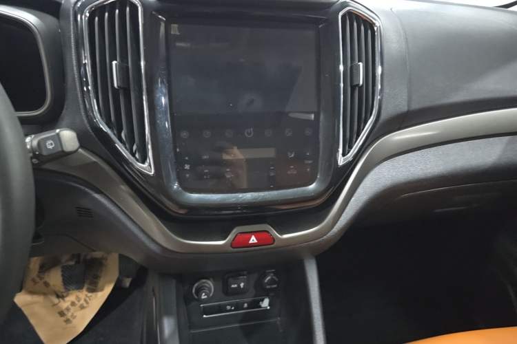 Used CHANGAN OSHAN CX70 2016 1.6L Manual Luxury Model Audio And AC Panel