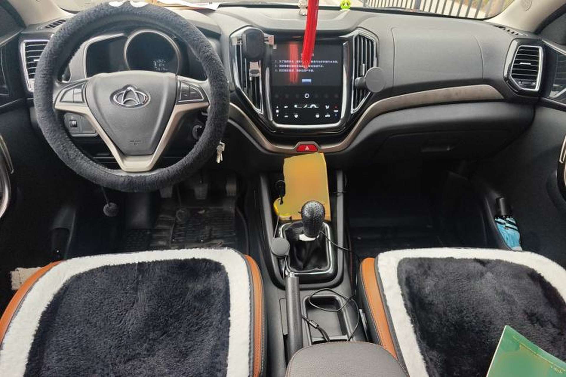 Used CHANGAN OSHAN CX70 2016 1.6L Manual Luxury Model Center Console