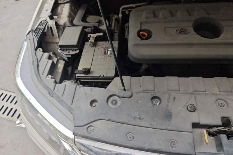 Used CHANGAN OSHAN CX70 2016 1.6L Manual Luxury Model Engine Bay Right