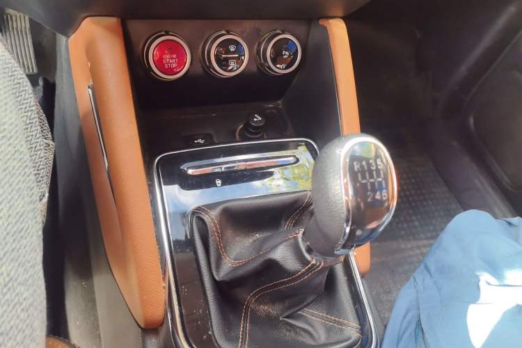 Used CHANGAN OSHAN CX70 2017 Facelifted CX70T 1.5T Manual High-Performance Edition Gear Lever
