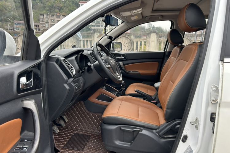 Used CHANGAN OSHAN CX70 2017 Facelifted CX70T 1.5T Manual High-Performance Edition Interior 3