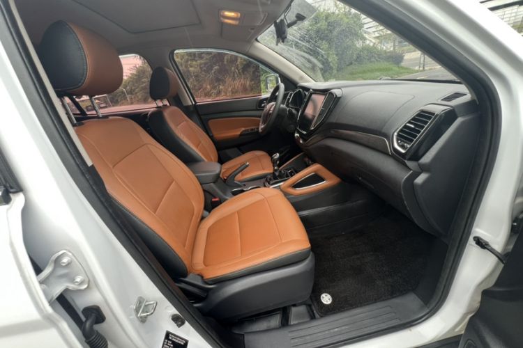 Used CHANGAN OSHAN CX70 2017 Facelifted CX70T 1.5T Manual High-Performance Edition Interior 6