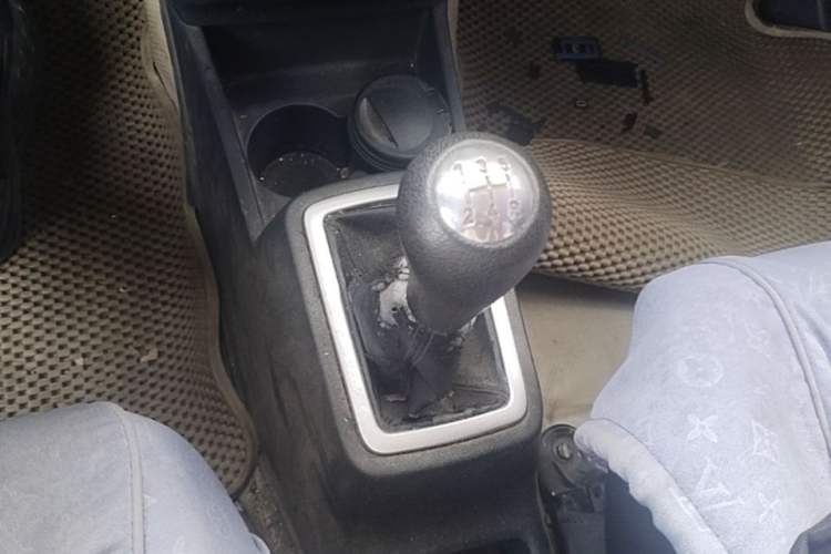 Used CHANGAN OSHAN Olisway 2013 1.2L Manual Comfort Model Gear Lever