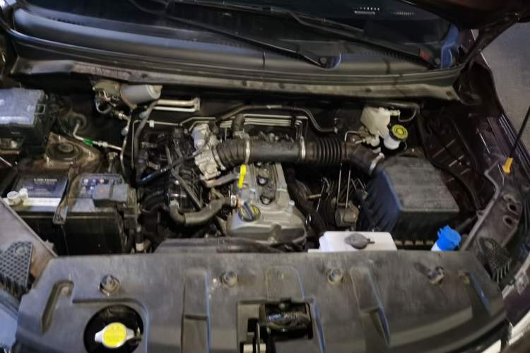 Used CHANGAN OSHAN Ounuo S 2023 1.5L Deluxe Edition Dual-Steaming Air-Conditioned Passenger Van JL473QG 7 Seats Engine Bay