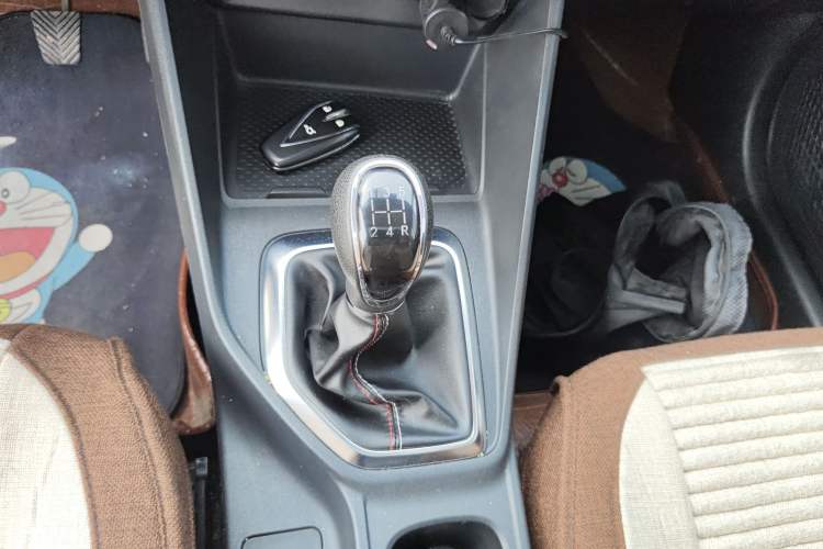 Used CHANGAN OSHAN X5 2021 Revised Version 1.6L Manual Luxury Edition Gear Lever