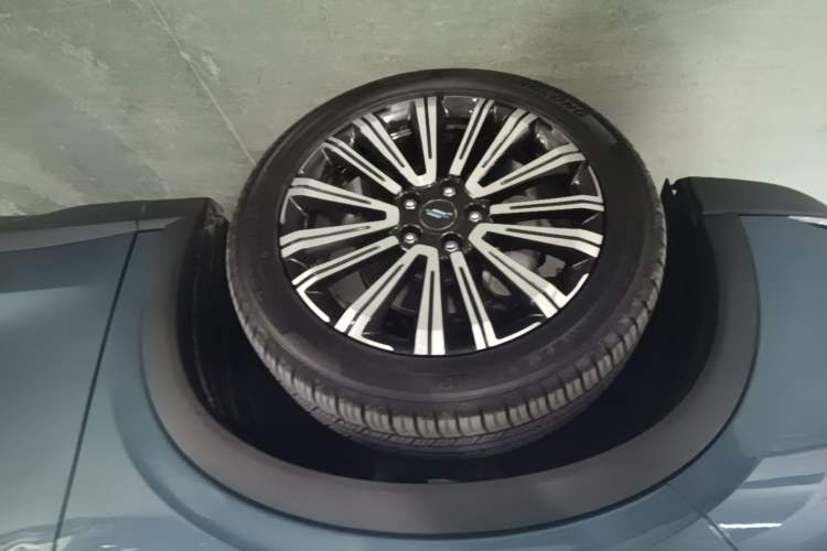 Used CHANGAN OSHAN X5 2021 Revised Version 1.5T DCT Luxury Edition Left Front Wheel Hub