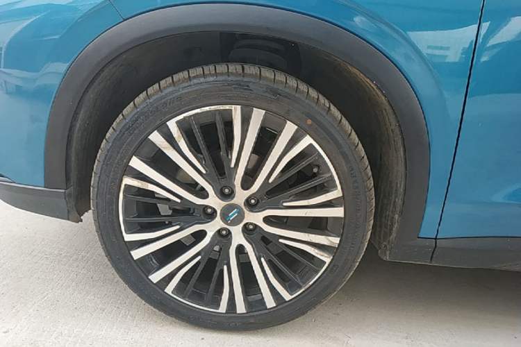 Used CHANGAN OSHAN X5 2021 1.5T DCT Flagship Edition Left Front Wheel Hub