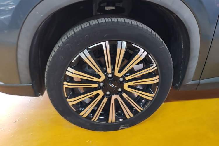Used CHANGAN OSHAN X5 2021 1.5T DCT Prestige Edition Left Front Wheel Hub