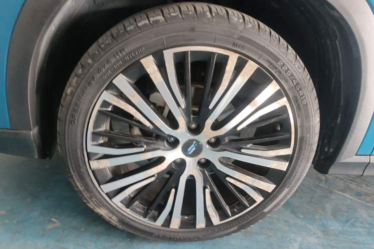 Used CHANGAN OSHAN X5 2021 1.5T DCT Flagship Edition Left Front Wheel Hub