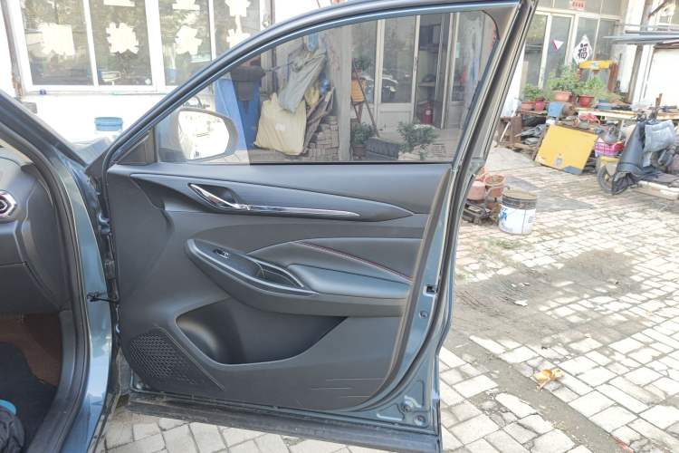 Used CHANGAN OSHAN X5 2021 Revised Version 1.6L Manual Luxury Edition Right Front Door Interior