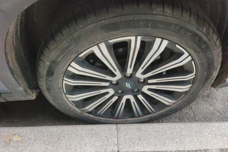 Used CHANGAN OSHAN X5 2021 1.6L CVT Flagship Model Right Front Wheel Hub