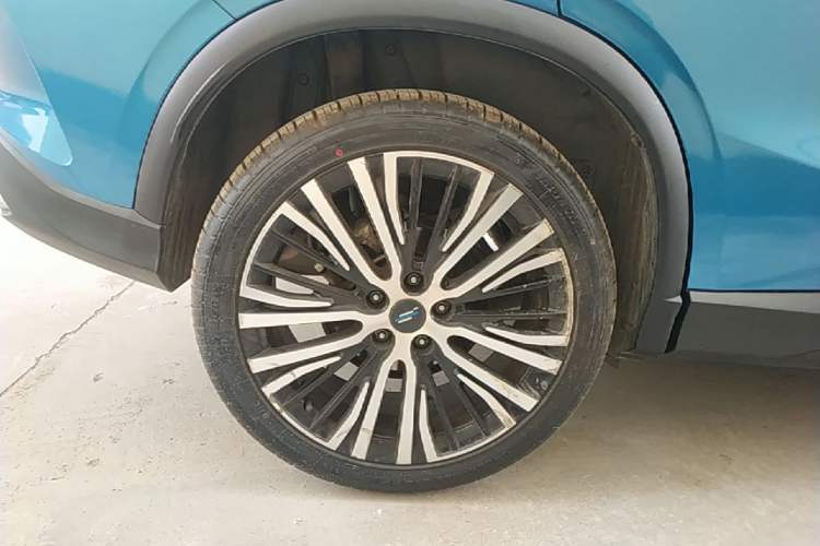 Used CHANGAN OSHAN X5 2021 1.5T DCT Flagship Edition Right Rear Wheel Hub