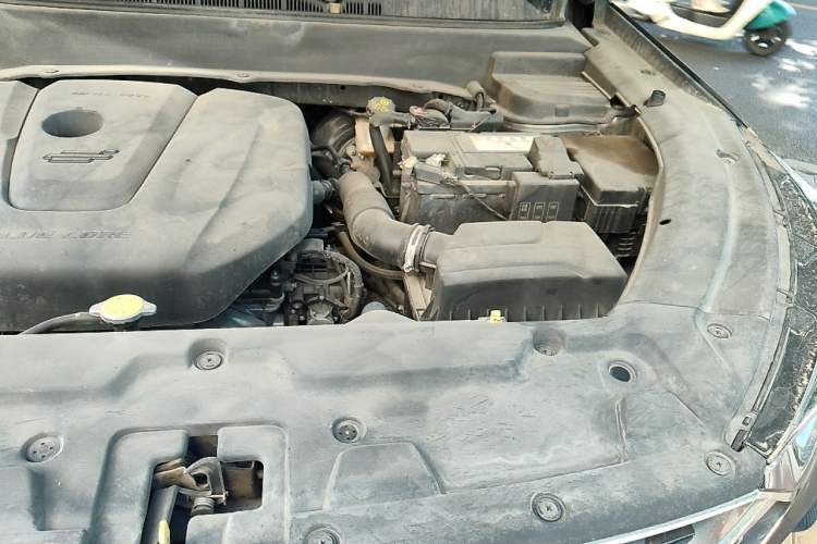 Used CHANGAN OSHAN X5 2021 1.6L CVT Luxury Model Engine Bay Left
