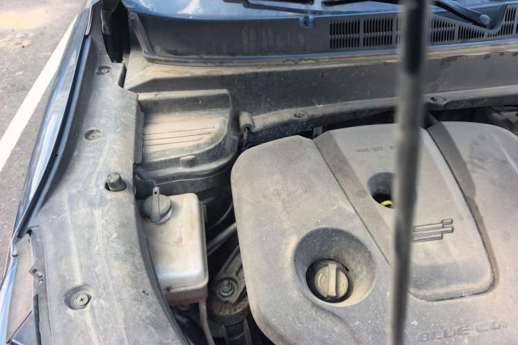 Used CHANGAN OSHAN X5 2021 1.6L CVT Luxury Model Engine Bay Right