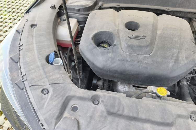 Used CHANGAN OSHAN X5 2021 1.6L CVT Luxury Model Engine Bay Right
