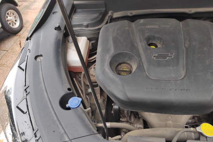 Used CHANGAN OSHAN X5 2021 1.6L CVT Luxury Model Engine Bay Right