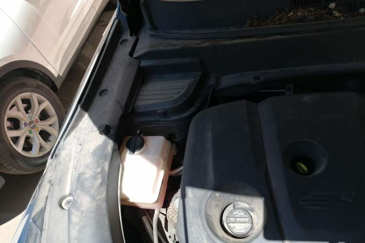 Used CHANGAN OSHAN X5 2021 1.6L CVT Luxury Version Engine Bay Right