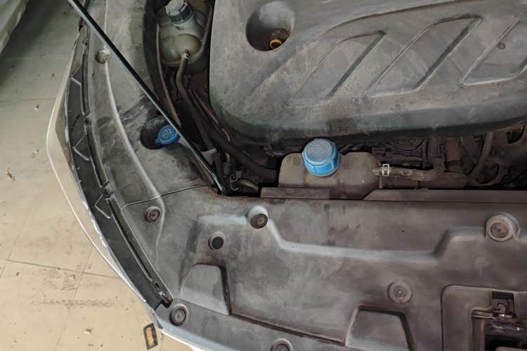 Used CHANGAN OSHAN X5 2021 1.5T DCT Luxury Edition Engine Bay Right